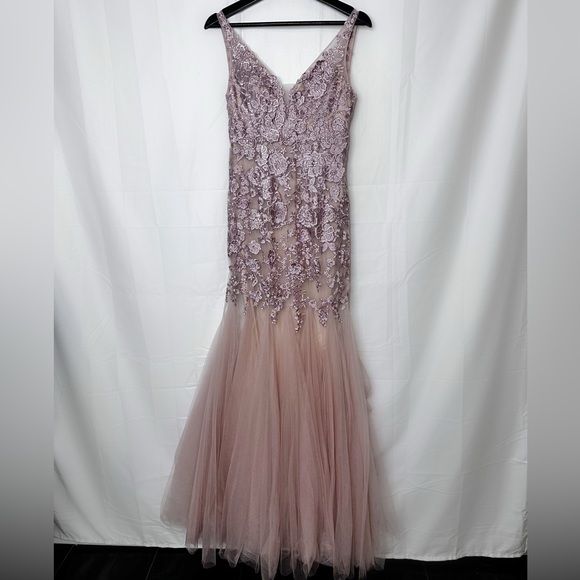 Stunning floral evening gown by Basix Black Label in size 4. Fits beautifully. - Picture 4 of 5